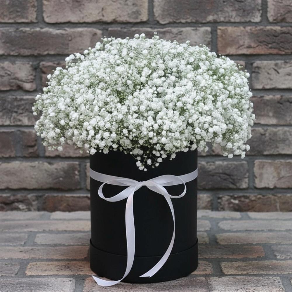 Цветочная композиция из Гипсофила в шляпной коробке в Воскресенской