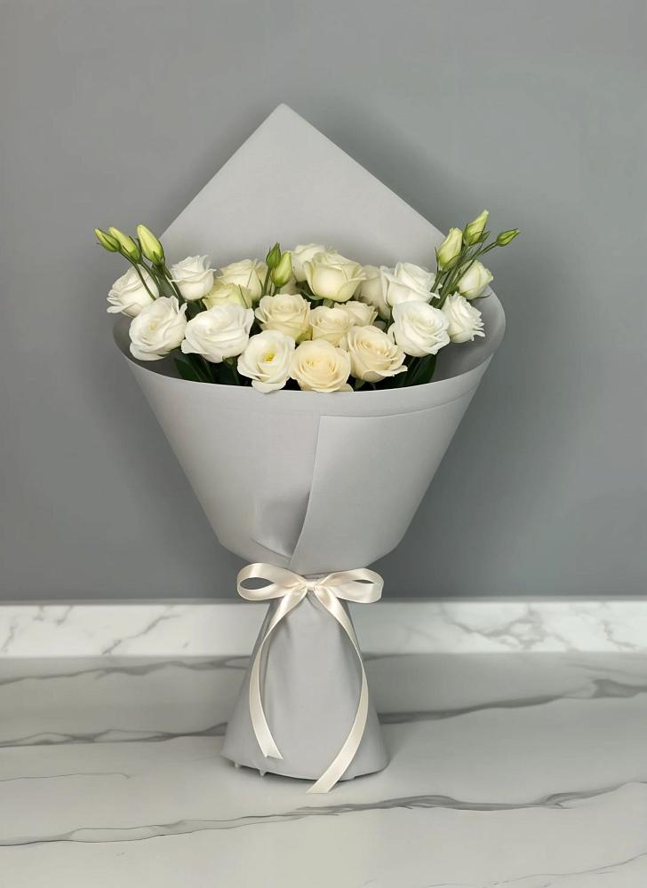 Букет цветов из: Розы и Лизиантусы в Воскресенской