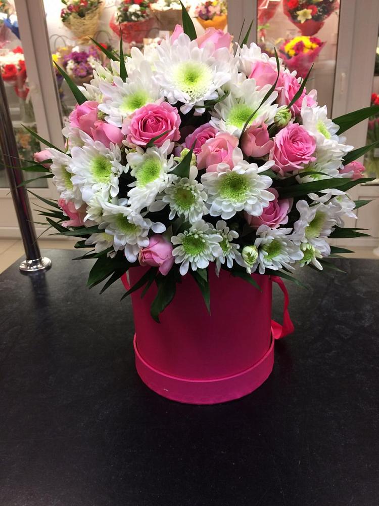 Цветочная композиция из Розы и Хризантемы в шляпной коробке в Воскресенской