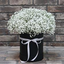 Цветочная композиция из Гипсофила в шляпной коробке в Воскресенской
