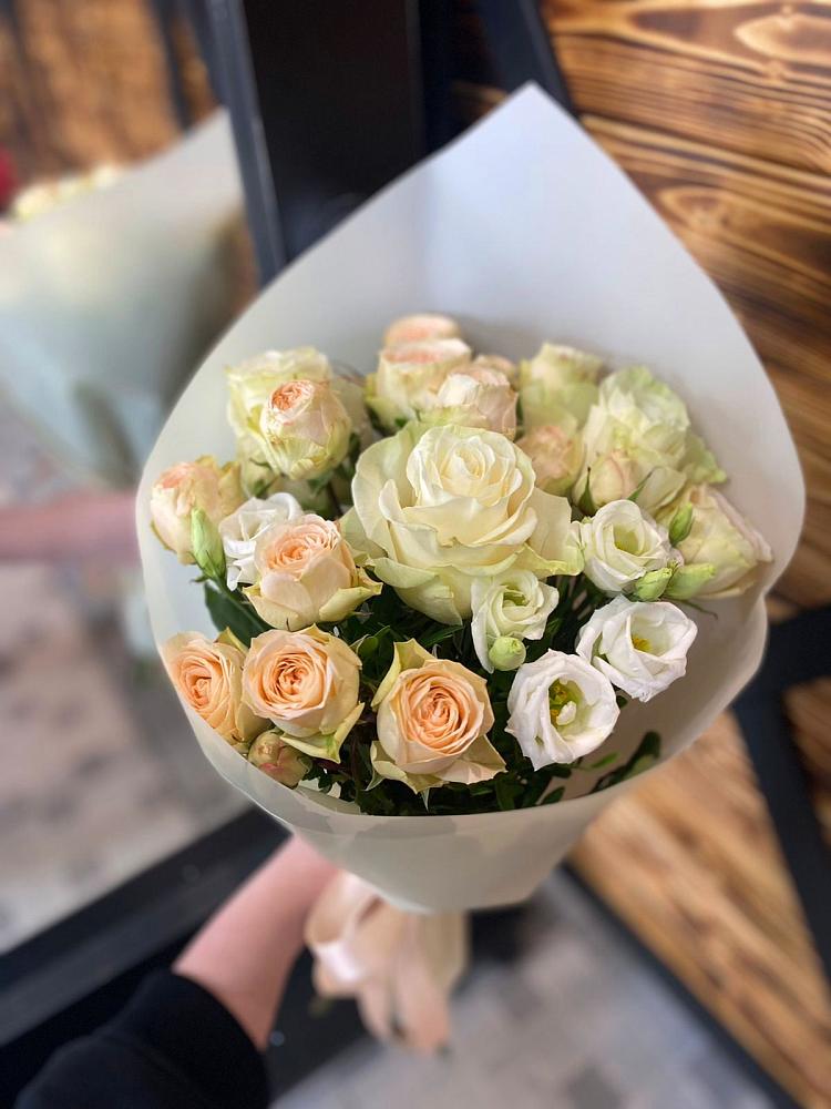 Букет цветов из: Розы и Лизиантусы в Воскресенской